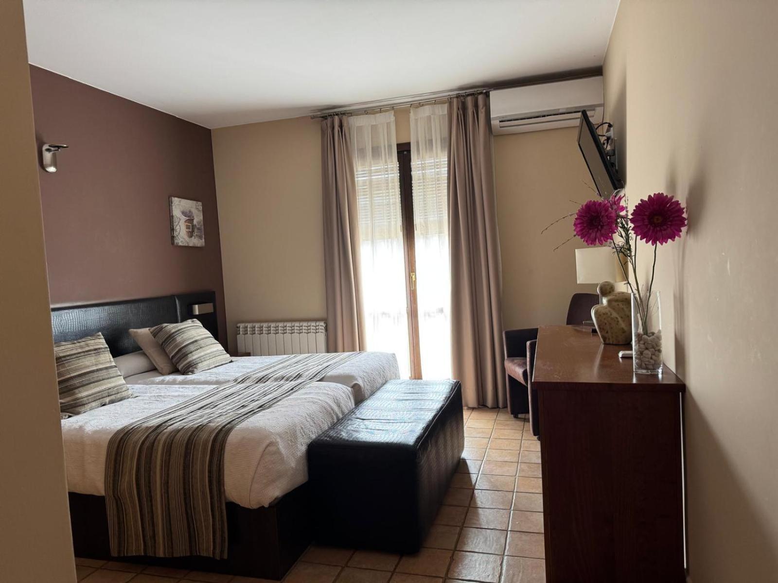 Hotel Guara Inluka Las Almunias Bagian luar foto