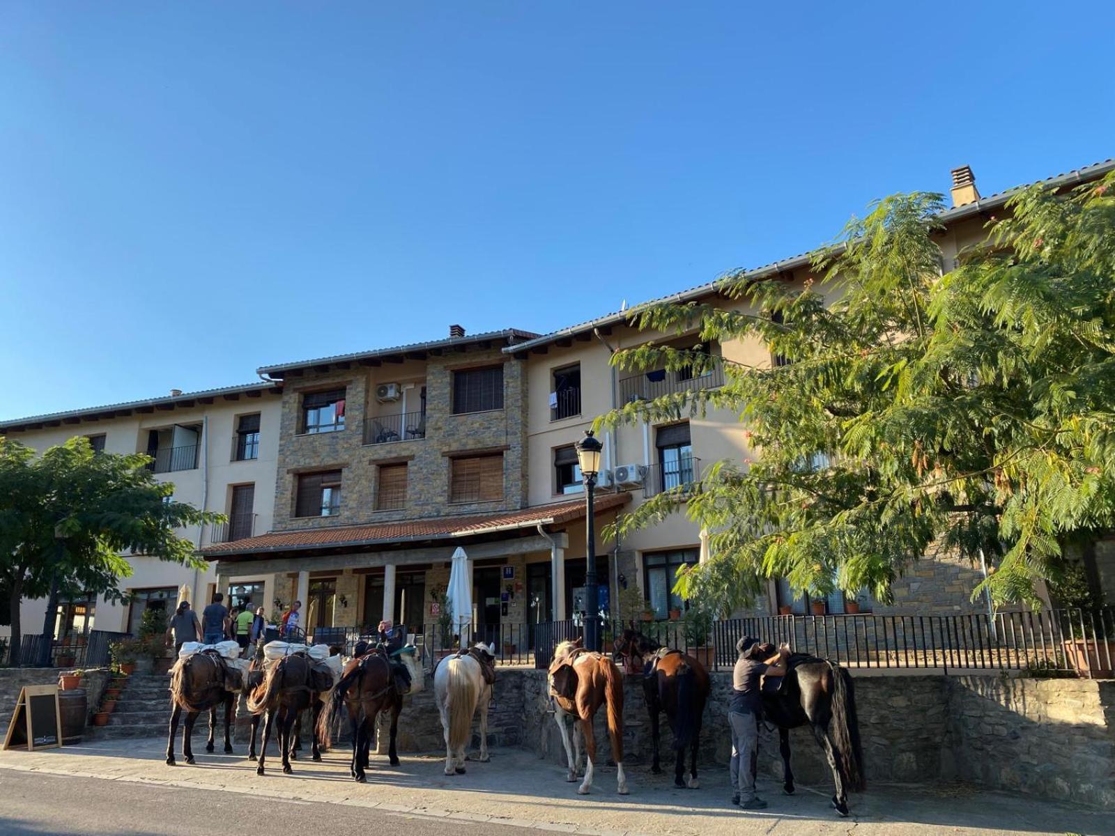 Hotel Guara Inluka Las Almunias Bagian luar foto